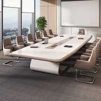 Ensemble de table de conférence moderne avec système d'écran intégré, accoudoirs rembourrés en cuir PU noir, chaises d'invités pour hôtels et bureaux