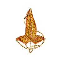Badge en émail Feuille Verte : Symbole de Chance et de Mystère – Idéal pour les tenues de Noël et les jeux de rôle.