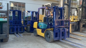 Komatsu Diesel <b>Forklift</b> 3 Ton Three Stage Mast Pneumatic Tire Seated Operation Used Indoor Flooring - Product Image 2