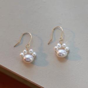 أقراط ذهبية عصرية جديدة على شكل مخلب قطة مع لؤلؤ المياه العذبة وخرز الأرز مطلية بالذهب عيار 14 قيراط للنساء - Product Image 5