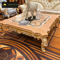 Table d'appoint de luxe ornée, plateau en marbre rose, pieds sculptés en or, design classique élégant, table basse pour maisons et villas haut de gamme