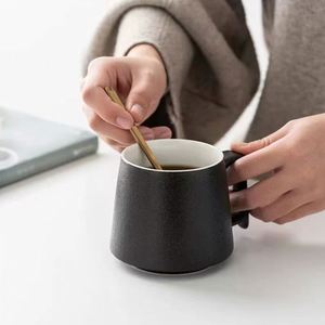 Taza de Cerveza de Cerámica Negra 3A Hecha a Mano por Likewinner, con Logotipo Personalizado Impreso en Serigrafía, Regalo Ecológico de Bienvenida - Product Image 4