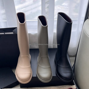 Kniehohe Regenstiefel, wasserdicht, Gummi, runde Zehenkappe, flacher Slip-On-Einsatz, einfarbig, mittelhohe Regenstiefel - Product Image 1