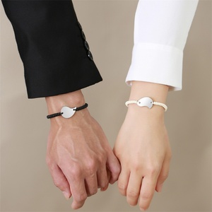 Bracelet de vœux pour couple en cordon tressé d'été du Népal avec breloque cœur personnalisée - Product Image 2