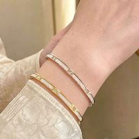 Bracelet Géométrique Femme en Acier Inoxydable Plaqué Or 18K avec Boucle Incrustée de Coquillages Blancs, Luxe Léger et Haut de Gamme, Tendance Niche