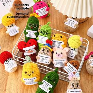 Adornos Colgantes para Coche de Yiwu: Muñecos de Energía Positiva con Formas de Patata, Pato, Cerdo, Cítricos y Pimientos, con Gancho Manual para el Interior del Coche - Product Image 1