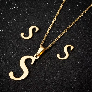 Conjunto de Joyería de Moda para Mujer - Collar de Acero Inoxidable Hueco con Letras Chapado en Oro de 18K, Venta al por Mayor, Collar con 26 Letras - Product Image 5