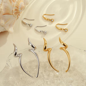 Boucles d'oreilles françaises haut de gamme en acier inoxydable serties de diamants, au design simple et élégant, plaquées or pur 18 carats. - Product Image 2