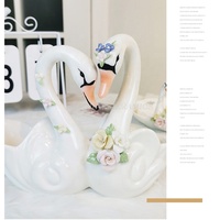 Ornements personnalisés décoration moderne pratique de la maison salon européen artisanat créatif cadeau de mariage couple nordique cygne en céramique