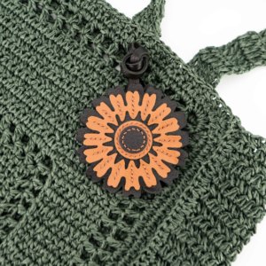 Llavero de Cuero con Textura de Girasol y Detalle de Costura en Dos Tonos - Product Image 1