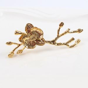 แหวนผ้าเช็ดปากสีทองลายดอกพลัม - Product Image 5