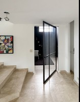 Porte pivotante en acier sur mesure, style moderne, insonorisée, étanche, double vitrage isolant, cadre ignifuge, extérieur, chambre