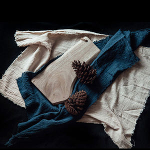 Serviettes de table en coton et lin faites à la main, brodées en blanc, cadre de table durable, absorbant doux et moderne pour les mariages et autres occasions - Product Image 4