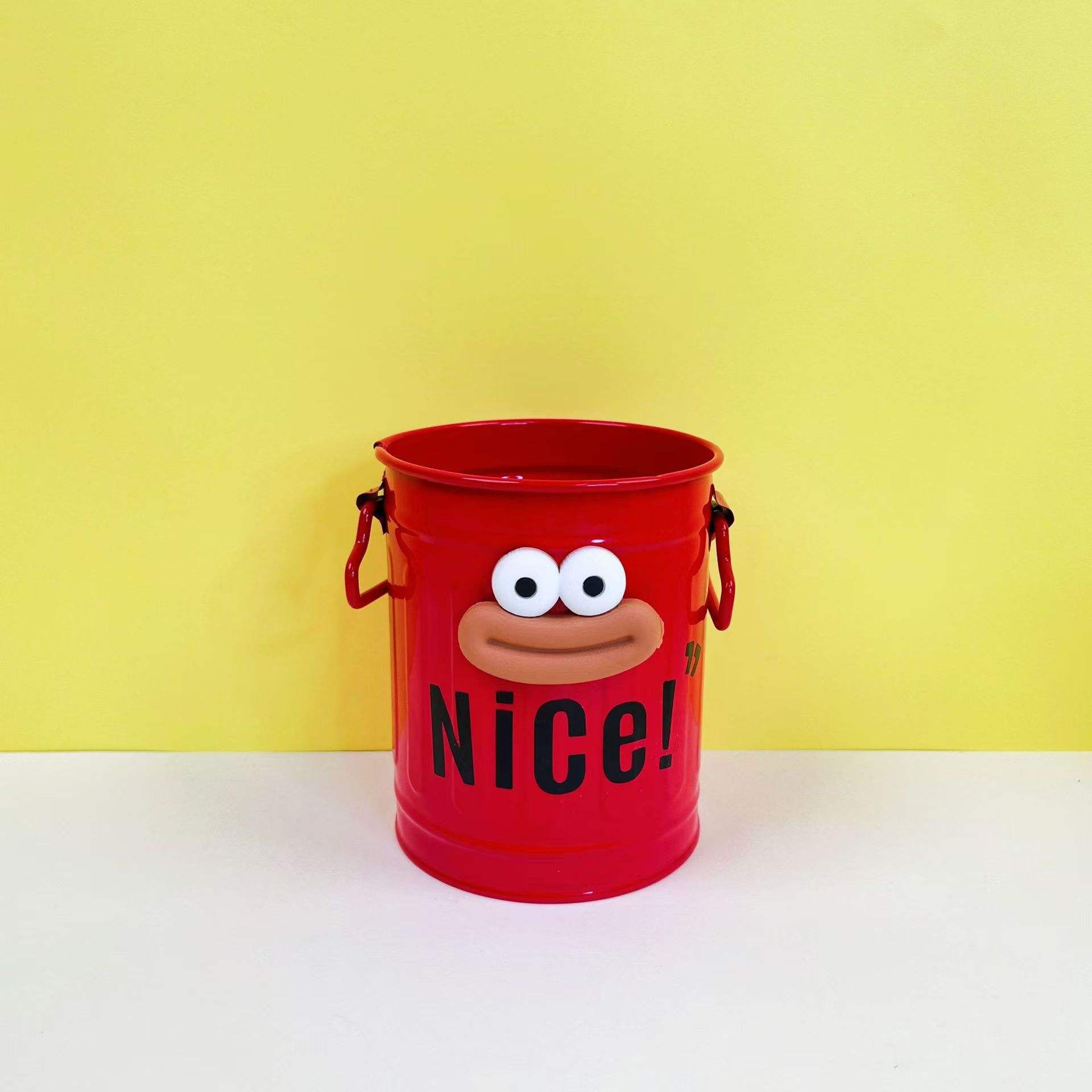 สติกเกอร์ตัวอักษรปากสีแดงสดและสีน้ำตาล