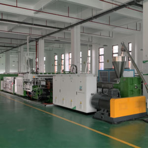 Nouvelle conception de machine extrudeuse entièrement automatique à haute productivité <span class=keywords><strong>pour</strong></span> la fabrication de plaques en <span class=keywords><strong>polycarbonate</strong></span> et PP alvéolaires, avec moteur à roulement <span class=keywords><strong>pour</strong></span> plaques - Product Image 1