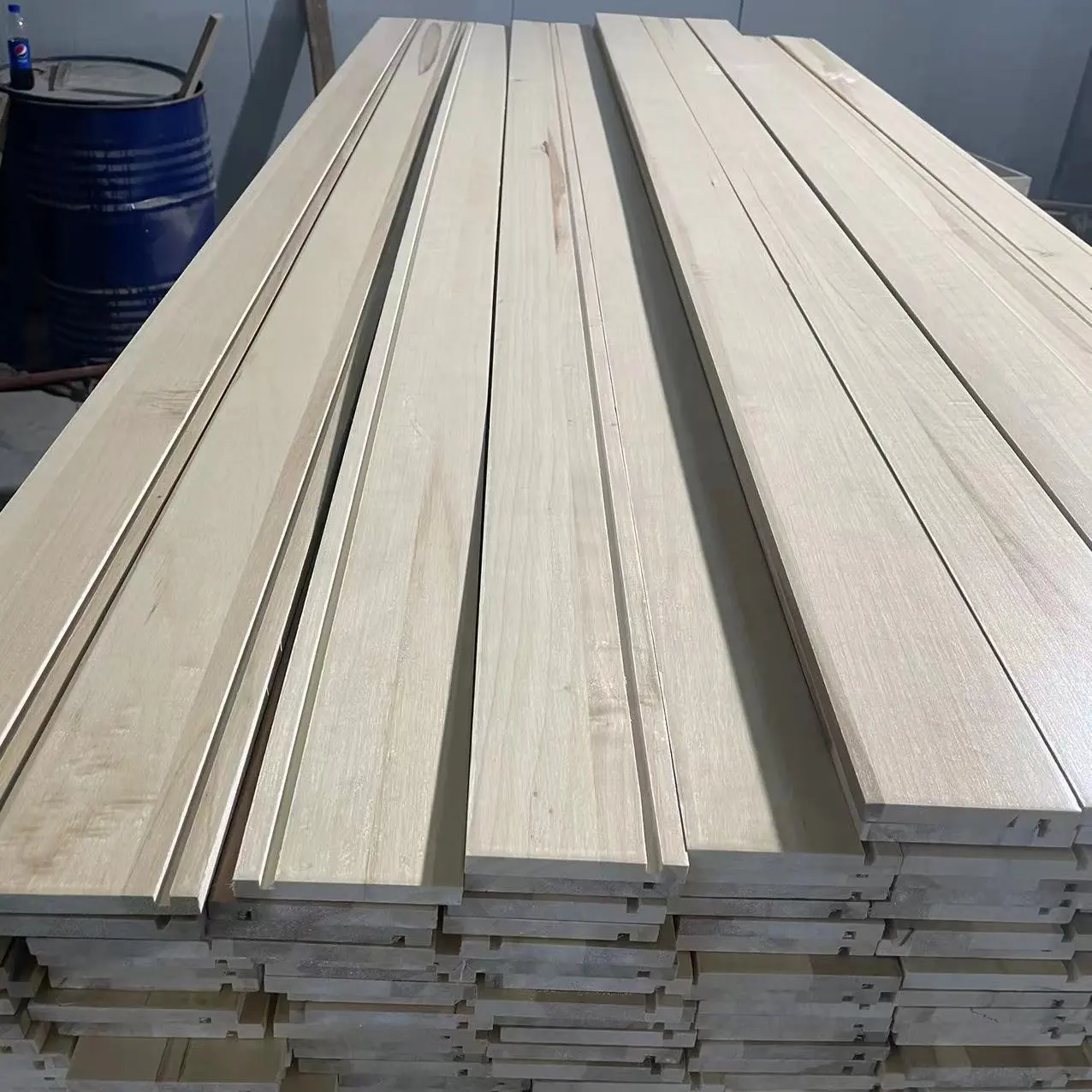 फैक्टरी निर्माण प्रयोजनों के लिए लकड़ी के फर्नीचर की आपूर्ति करती है लकड़ी के फ्रेम पाउलाउनिया बोर्ड
