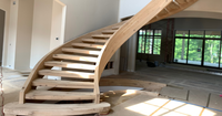 Escalier courbé contemporain avec marches en bois pour les maisons familiales modernes, alliant chaleur et lignes épurées pour les duplex de luxe