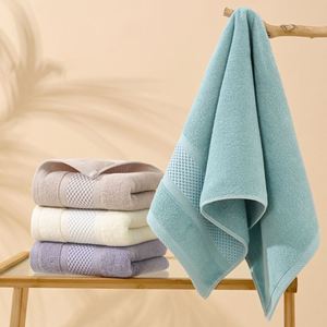 Serviettes de bain unies en coton et ensembles d'articles de toilette simples pour hôtels en gros - Product Image 1
