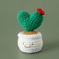 Mini arrangement de tulipes en forme d'amour fait à la main petite plante en pot ornement tricoté accessoire décoratif de bureau coeur au crochet