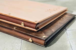 أغطية قائمة خشبية بسيطة بأكمام بلاستيكية بشعار محفور شخصي للمطاعم أطباق الزفاف مجلدات قوائم نبيذ - Product Image 5