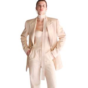 Blazer Femme Jacquard Sable de Haute Qualité à Manches Longues Coupe Droite Contemporaine à Boutonnage Simple de Marques Vietnamiennes - Product Image 4