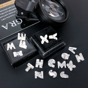 Venta al por mayor a granel de piedras de moissanita personalizadas con 26 letras de la A a la Z, facetadas, con corte trasero, de forma elegante, blancas, claridad D VVS, tipo diamante. - Product Image 4
