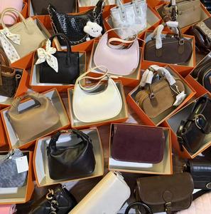 Vente en gros directe du fabricant : Nouveaux sacs à main en cuir de créateur, sacs mixtes d'<span class=keywords><strong>occasion</strong></span> pour femmes, Grade A+, Sacs à prix abordable - Product Image 1