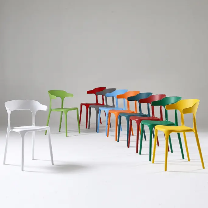 Kursi plastik minimalis luar ruangan, klakson sapi Modern dapat ditumpuk plastik warna-warni kursi makan