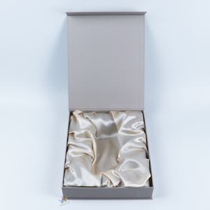 Boîtes cadeaux rigides en satin laminé gris avec logo personnalisé Crown Win, gaufrage magnétique, emballage protecteur et fermeture magnétique - Product Image 1