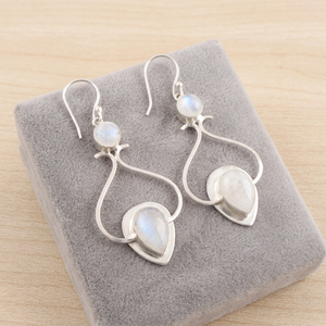 Boucles d'oreilles artisanales élégantes et tendance en pierre de lune arc-en-ciel pour femmes et filles, idéales pour les mariages et les fêtes. - Product Image 3