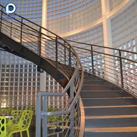 Escalier en colimaçon moderne en bois avec garde-corps en verre pour projets résidentiels de villas et d'appartements