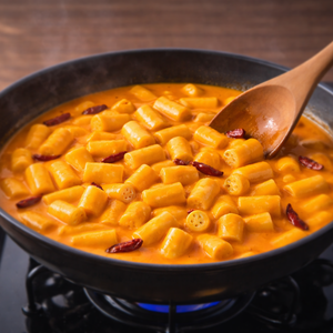 Tteokbokki Picante con Sabor Fusion y Carbonara, con Salsa Cremosa y Pastel de Arroz Masticable - Product Image 5