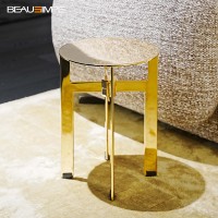 Table d'appoint en travertin minimaliste avec dessus en verre artisanal & base en pierre naturelle, personnalisable pour salon