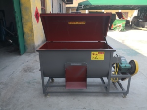 เครื่องผสมอาหารสัตว์ไฟฟ้าแนวนอน 1 ตันต่อชั่วโมง สำหรับวัว แกะ ข้าวโพด หญ้า อาหารสัตว์ โรงงานผลิตอาหารสัตว์สำเร็จรูปสำหรับร้านอาหาร แบบเม็ด - Product Image 3