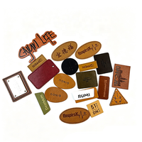 Patch en cuir PU à perforations avec logo personnalisé en relief, en gros, pour l'étiquetage des bonnets et des sacs fourre-tout en toile
