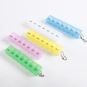 Organizador de pastillas con 7 compartimentos, caja de medicamentos semanal hermética con tapa abatible y cadena para uso doméstico - Product Image 1
