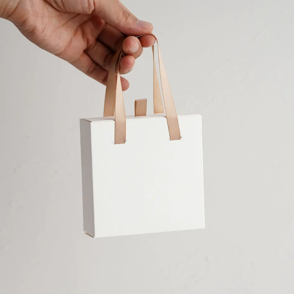2024 benutzerdefinierte luxuriöse heißgeprägte weiß gedruckte schublade gleitend satin schmuckverpackung geschenkbox mit griff