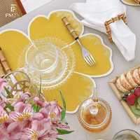 Set de Napperons en Lin Brodés en Forme de Fleur pour Brunch, Thé ou Dîner – Couleurs Moutarde