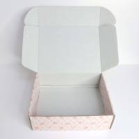 Boîte d'expédition en carton ondulé rose de haute qualité pour emballage cadeau, avec gaufrage et structure robuste pour bonnets de luxe