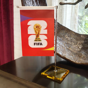 Bandiera da Tavolo Personalizzata Mondiale di Calcio 2026 in Tessuto Satinato Premium con Asta in Acciaio Inossidabile e Base in Cristallo Giallo per Ufficio ed Eventi - Product Image 5
