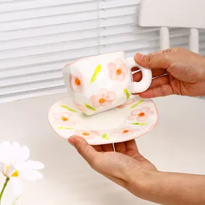 Forma irregular pequeña flor hecha a mano cerámica arcilla taza de café tazas hechas a mano cerámica porcelana tazas