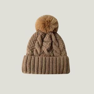 Gorro de Invierno Tejido con Logotipo Personalizado, Venta Caliente 2025, con Pompón de Piel Sintética, Unisex, Ajustable, Blanco y Negro, para Playa - Product Image 5
