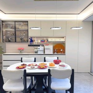 Faites une déclaration élégante avec ce <span class=keywords><strong>buffet</strong></span> <span class=keywords><strong>gris</strong></span> <span class=keywords><strong>clair</strong></span>, avec des tiroirs inférieurs pour dissimuler les ustensiles de cuisine quotidiens. - Product Image 4