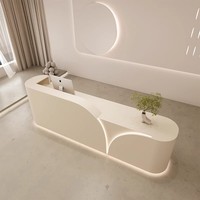 Comptoir central de salon de beauté haut de gamme Table de luxe en bois pour le hall de l'hôtel Caisse de réception avec rangement et éclairage