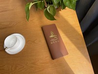 Porta Billetes y Dinero Plegable de Cuero Sintético Marrón con Logotipo Dorado 'Café', Estilo Clásico y Moderno para Restaurante, Bar o Cafetería