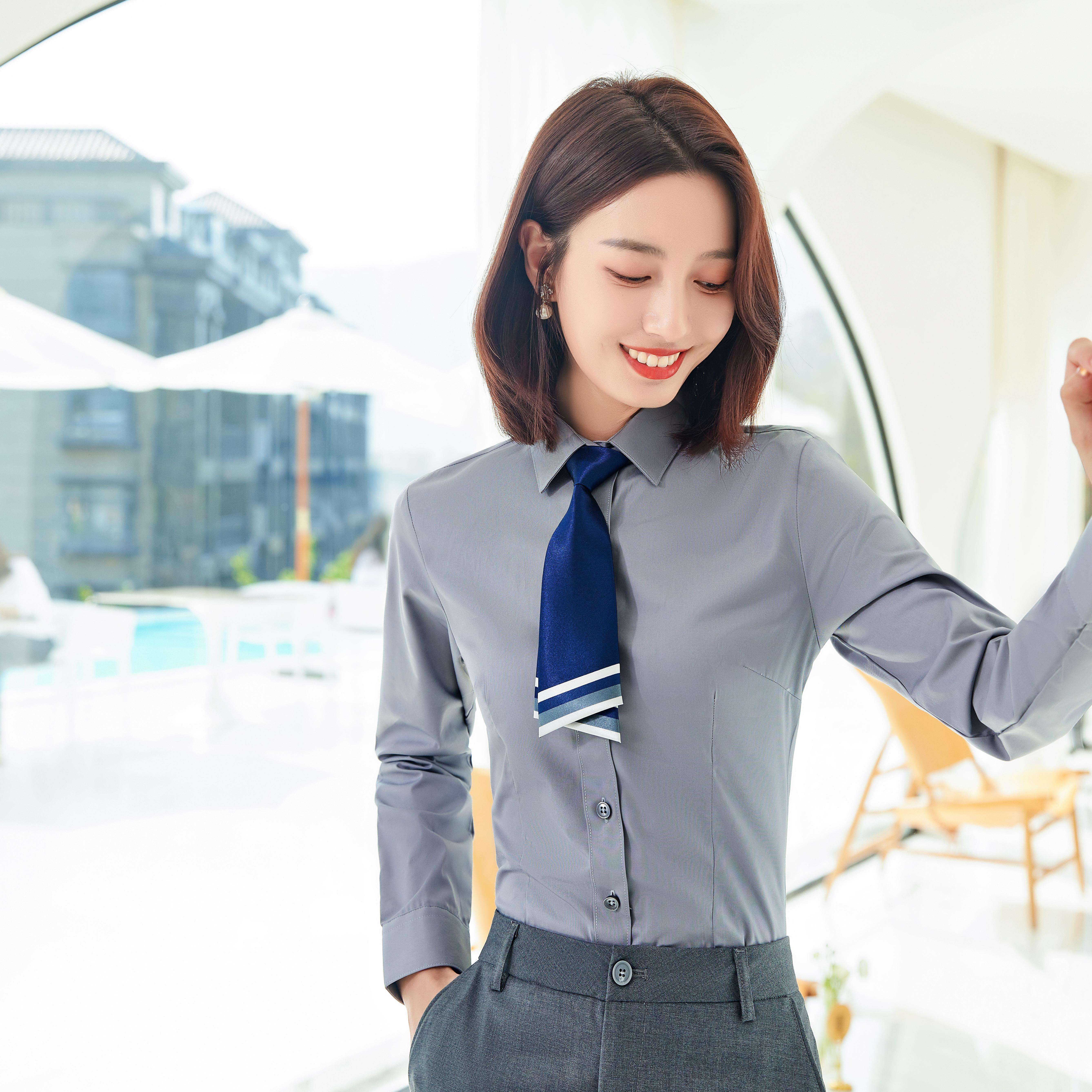 แขนยาวสีเทา