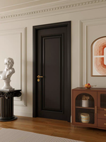 Porte en bois à charnières de style médiéval, peinte en noir, avec lignes décoratives et boucle profonde de style mid-century