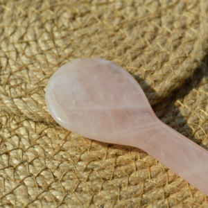 Outil de massage Gua Sha en forme de cuillère en quartz rose fait à la main, fonction musicale, bâton de thérapie d'<span class=keywords><strong>acupuncture</strong></span>, <span class=keywords><strong>rajeunissement</strong></span> de la peau du <span class=keywords><strong>visage</strong></span> - Product Image 4