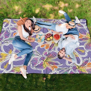 Grande couverture de pique-nique imperméable et lavable 60x80 pouces, motif floral lavande hawaïenne personnalisé, facilement pliable avec sacs à poignée - Product Image 6