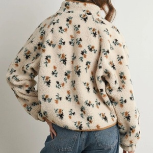Veste polaire douillette personnalisée pour femme à manches longues, imprimé floral, avec boutons décoratifs et logo tissé sur le devant, idéale pour l'automne et l'hiver - Product Image 2